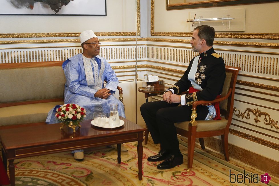 El Rey Felipe con el embajador de Guinea tras recibir las Cartas Credenciales