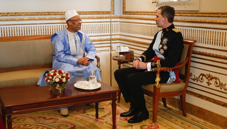 El Rey Felipe con el embajador de Guinea tras recibir las Cartas Credenciales
