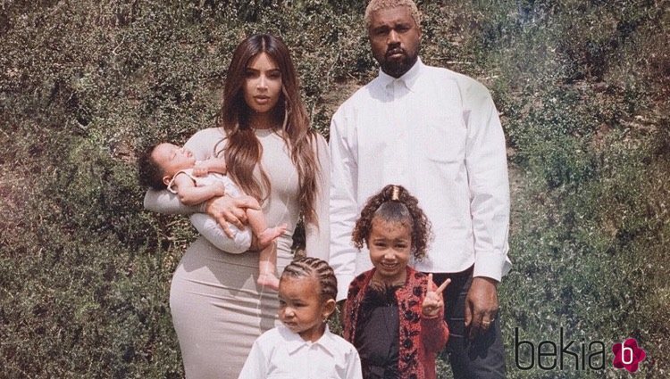 Kim Kardashian con su marido Kanye West y sus hijos North, Saint y Chicago