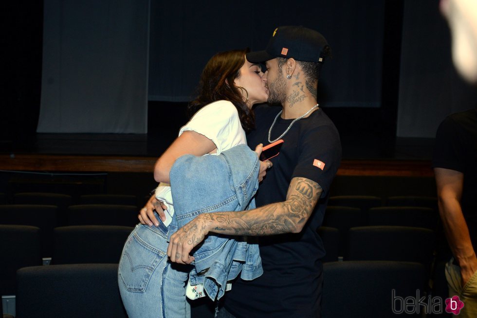 Neymar y Bruna Marquezine besándose tras ver una obra de teatro en Río de Janeiro