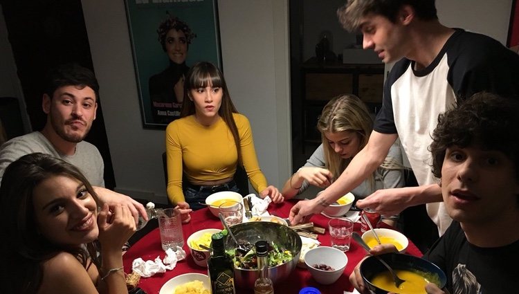 Javier Calvo y Javier Ambrossi comen en su casa con Roi, Aitana, Ana Guerra, Nerea y Cepeda
