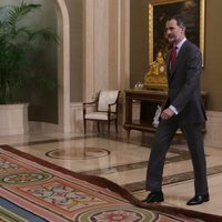 El Rey Felipe, a punto de tropezar con la alfombra en La Zarzuela