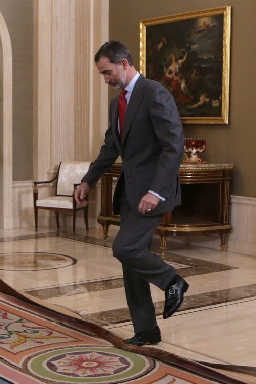 El Rey Felipe, a punto de caerse por culpa de una alfombra en La Zarzuela