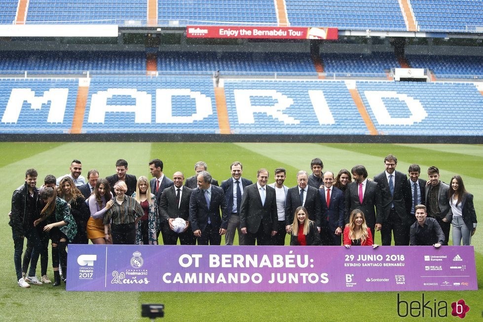 Los participantes de 'Operación triunfo 2017' en el Estadio Santiago Bernabéu