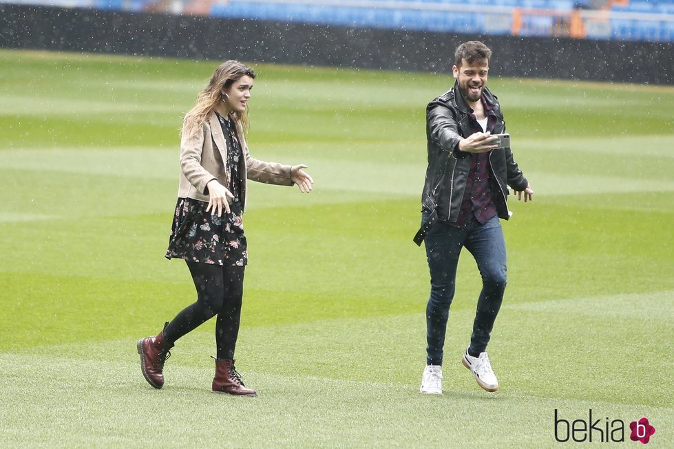 Amaia Romero y Ricky Merino en el Estadio Santiago Bernabéu