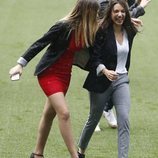 Mimi y Ana Guerra sonriendo en el estadio Santiago Bernabéu