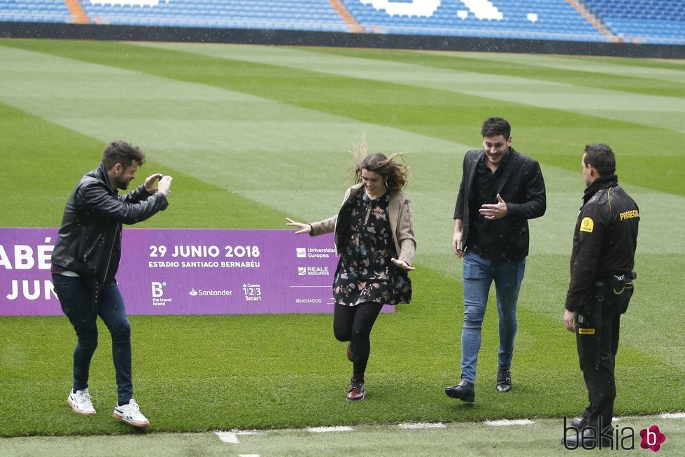 Amaia, Cepeda y Ricky de 'OT2017' en el Estadio Santiago Bernabéu
