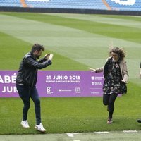 Amaia, Cepeda y Ricky de 'OT2017' en el Estadio Santiago Bernabéu