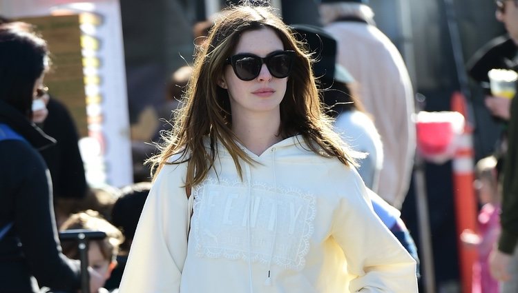Anne Hathaway paseando por el mercado de los agricultores en Los Ángeles