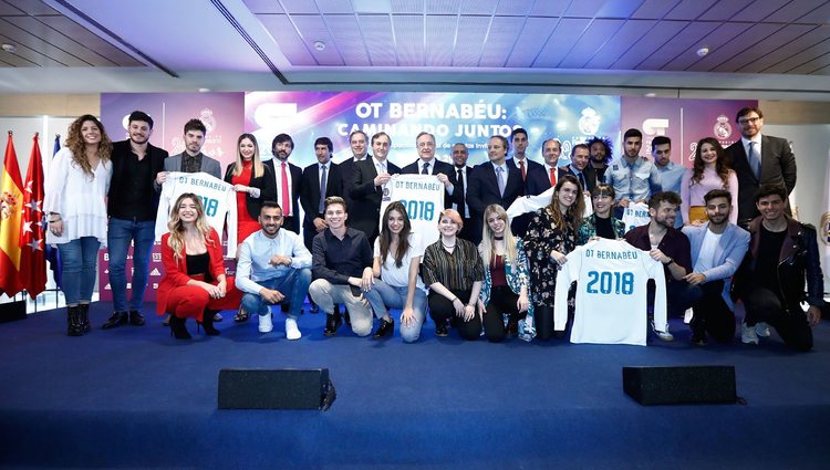 Los participantes de 'Operación triunfo 2017' en el Estadio Santiago Bernabéu presentando un concierto benéfico