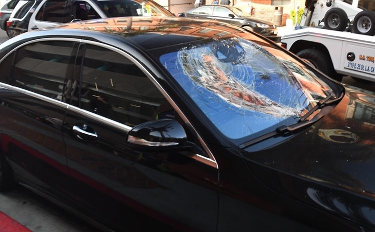El coche de la actriz Jaime King tras sufrir un ataque