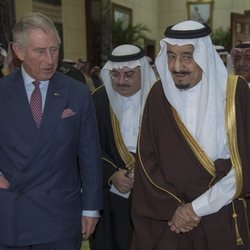 El Príncipe Carlos de Inglaterra con el Rey Salman bin Abdulaziz Al Saud en su visita oficial a Arabia Saudí en 2015