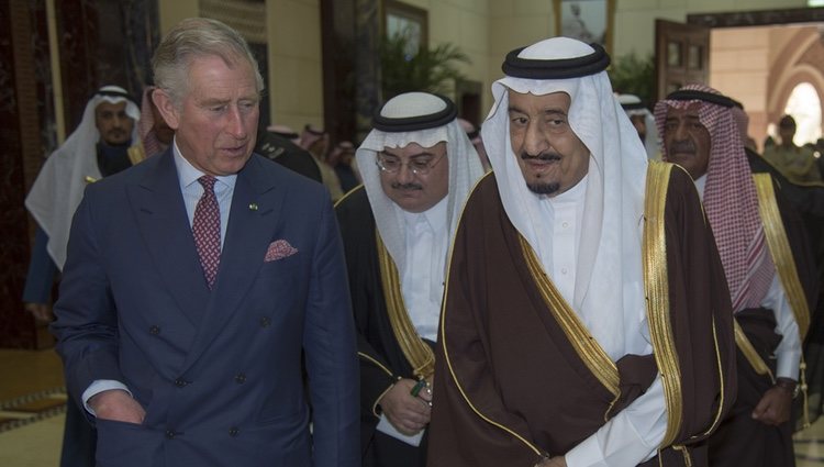 El Príncipe Carlos de Inglaterra con el Rey Salman bin Abdulaziz Al Saud en su visita oficial a Arabia Saudí en 2015