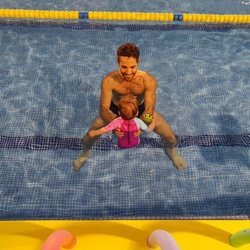 Roberto Leal junto a su hija Lola en la piscina