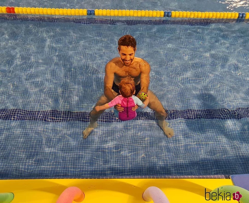 Roberto Leal junto a su hija Lola en la piscina
