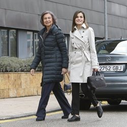 La Reina Letizia y la Reina Sofía caminan sonrientes
