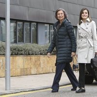 La Reina Letizia y la Reina Sofía caminan sonrientes