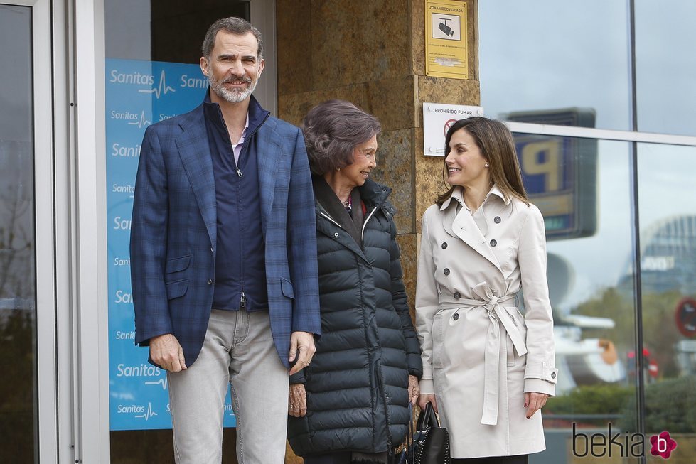La Reina Sofía y la Reina Letizia, muy cómplices junto al Rey Felipe posando a la entrada del hospital