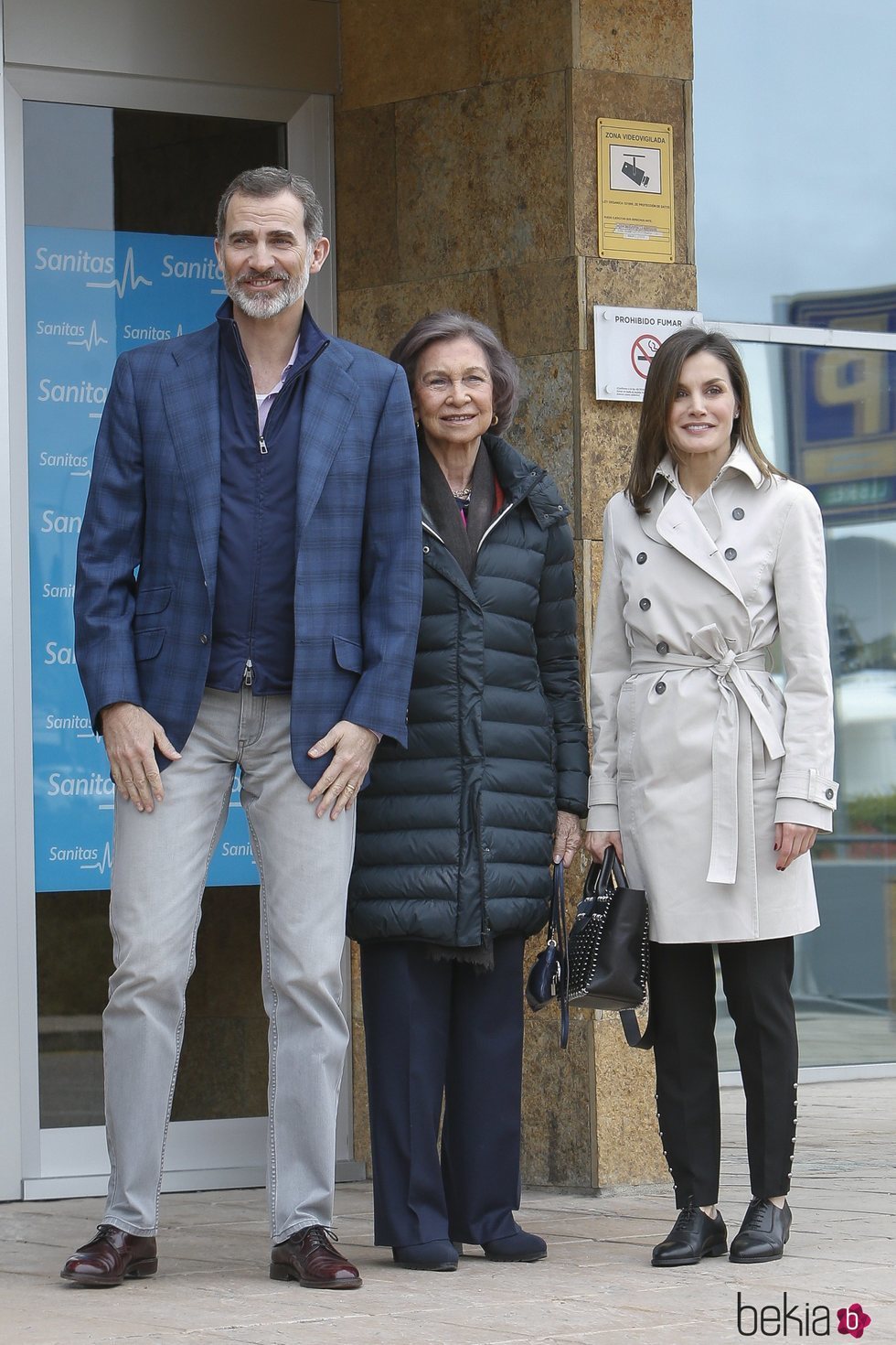 Los Reyes Felipe y Letizia posan con la Reina Sofía en la entrada del hospital