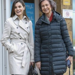La Reina Letizia y Reina Sofía posan sonrientes