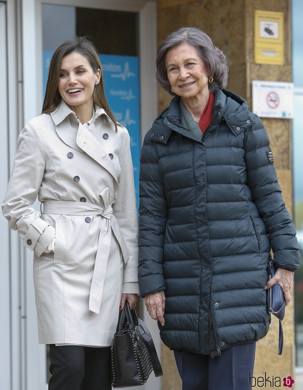 La Reina Letizia y Reina Sofía posan sonrientes