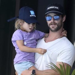 Chris Hemsworth con su hija en los Juegos de la Commonwealth 2018
