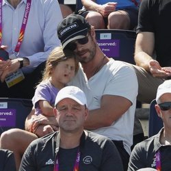 Chris Hemsworth cariñoso con su hija en los Juegos de la Commonwealth 2018