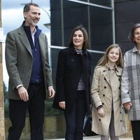 El Rey Felipe, la Reina Letizia, la Reina Sofía, la Princesa Leonor y la Infanta Sofía visitando al Rey Juan Carlos