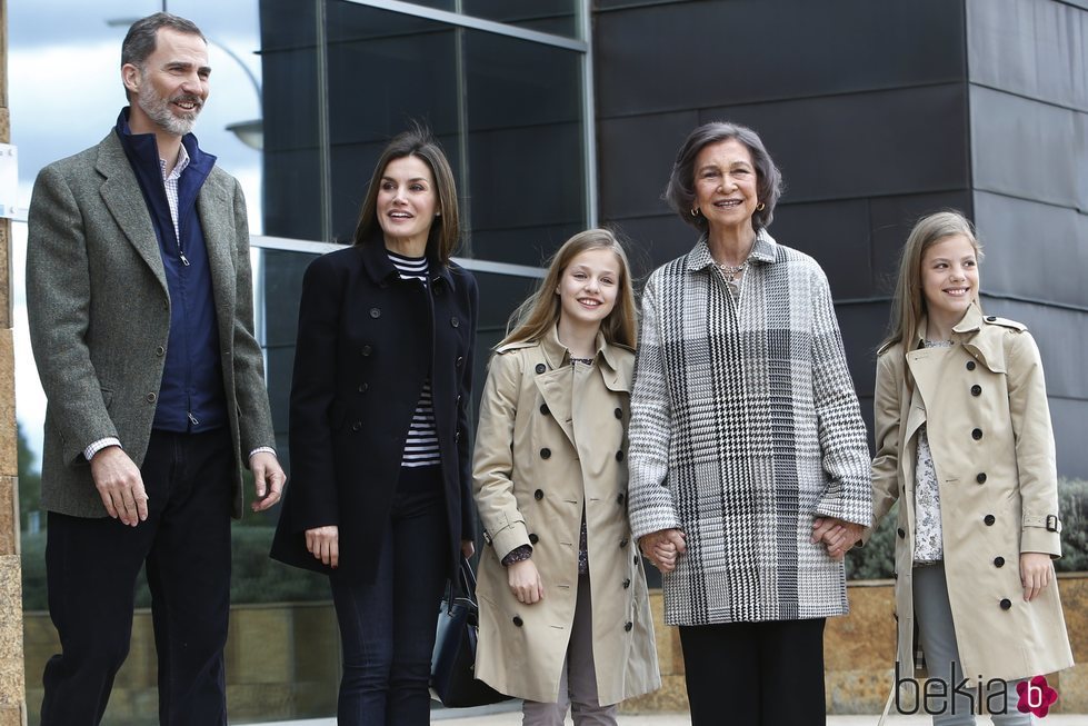 El Rey Felipe, la Reina Letizia, la Reina Sofía, la Princesa Leonor y la Infanta Sofía visitando al Rey Juan Carlos