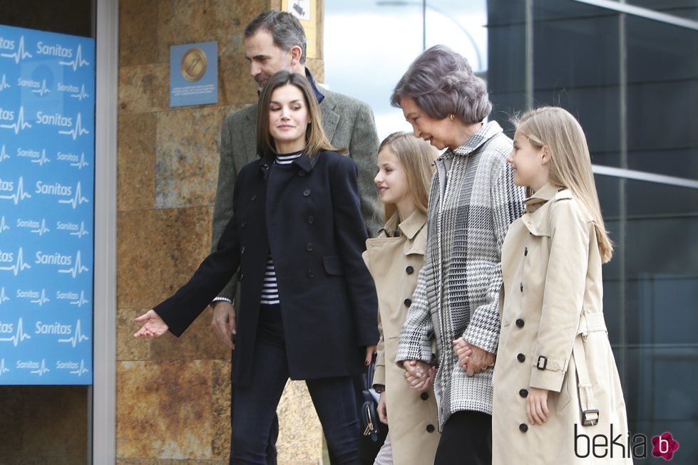 El Rey Felipe, la Reina Letizia, la Reina Sofía, la Princesa Leonor y la Infanta Sofía caminando hacia el hospital