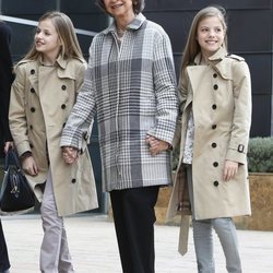 La Reina Sofía caminando de la mano de la Princesa Leonor y la Infanta Sofía en la puerta del hospital