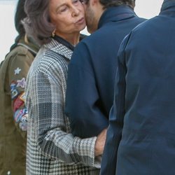 La Reina Sofía besa a Froilán tras visitar al Rey Juan Carlos en el hospital