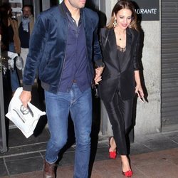 Paula Echevarría y Miguel Torres saliendo de la mano de un restaurante de Madrid