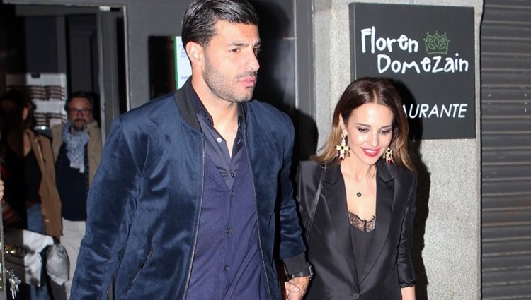Paula Echevarría y Miguel Torres saliendo de la mano de un restaurante de Madrid
