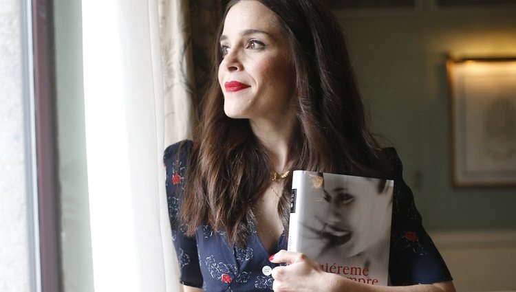 Nuria Gago con su libro 'Quiéreme siempre'
