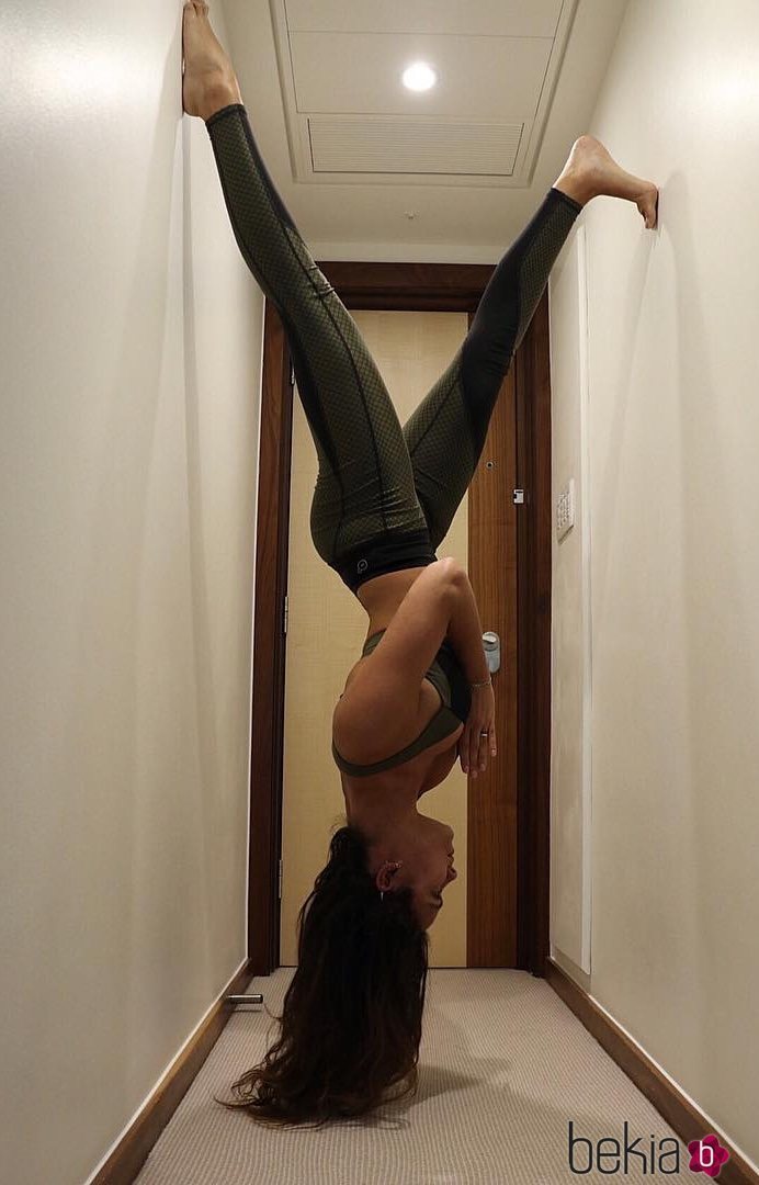 Cristina Pedroche haciendo una postura yoga imposible