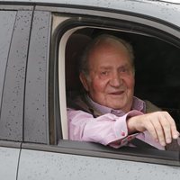 El Rey Juan Carlos sale del hospital muy sonriente tras su operación de rodilla