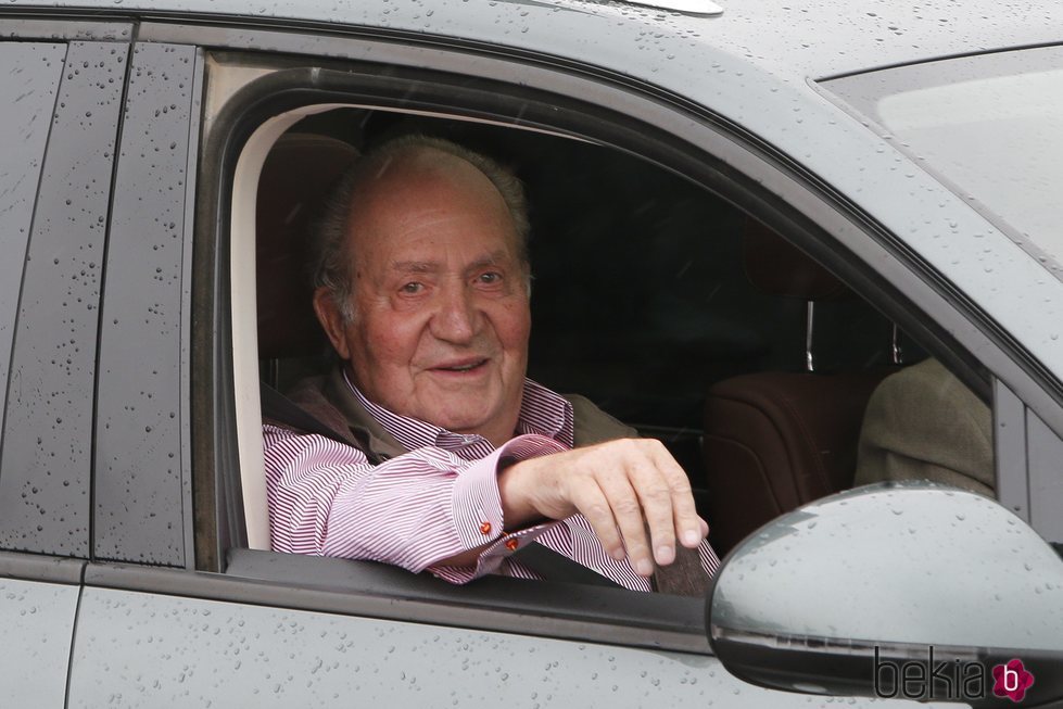 El Rey Juan Carlos sale del hospital muy sonriente tras su operación de rodilla