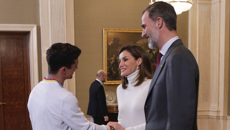 Los Reyes Felipe y Letizia saludan a Javier Fernández