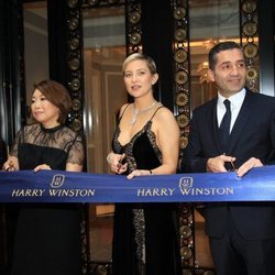 Kate Hudson cortando la cinta inaugural de una tienda de joyas en Hong Kong, China