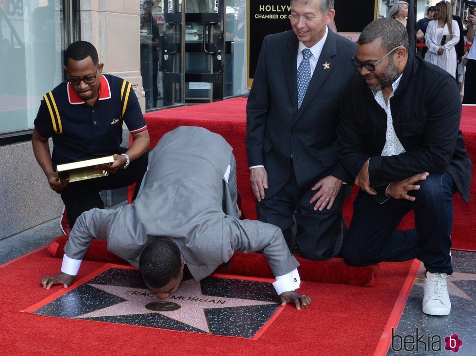 Tracy Morgan besando su estrella del Paseo de la Fama de Hollywood