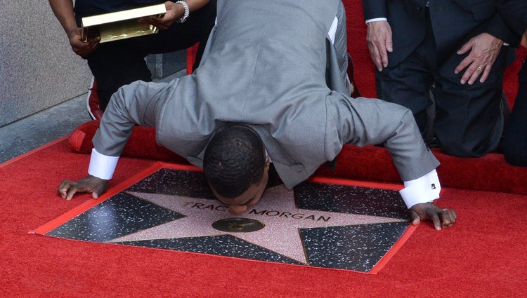 Tracy Morgan besando su estrella del Paseo de la Fama de Hollywood