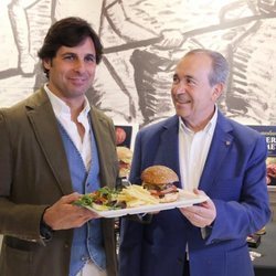 Fran Rivera presentando su nueva marca de hamburguesas