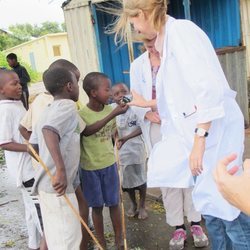 La Infanta Cristina con unos niños en Mozambique