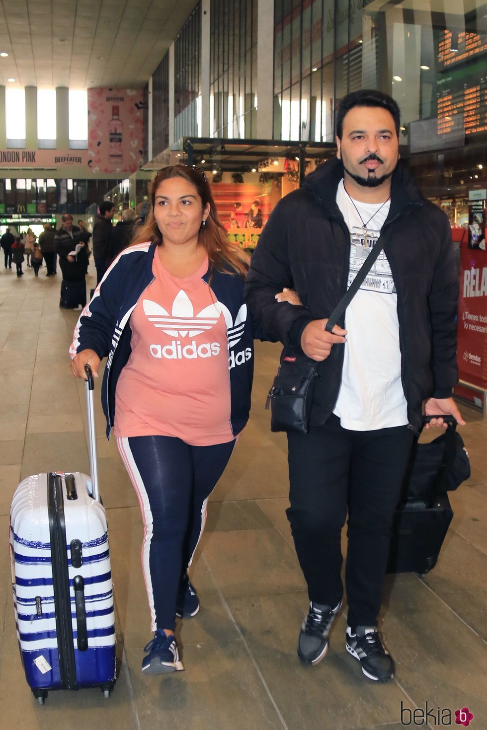 Saray Montoya con su marido Jorge llegando a Sevilla