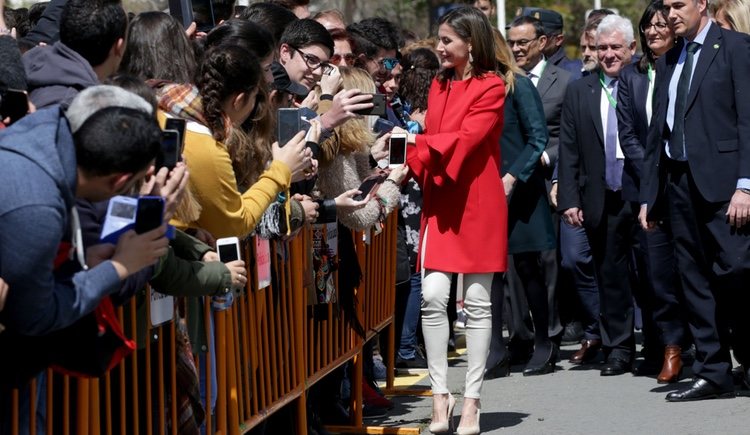 La Reina Letizia saluda a los ciudadanos en Huelva tras su reconciliación con la Reina Sofía