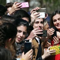 La Reina Letizia haciéndose selfies en Huelva