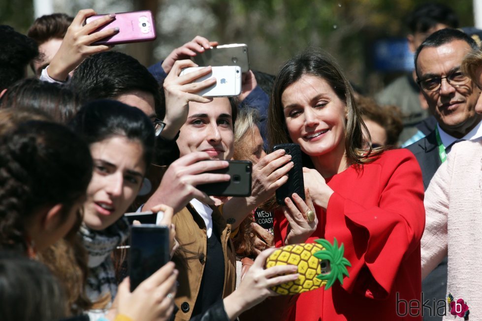 La Reina Letizia haciéndose selfies en Huelva
