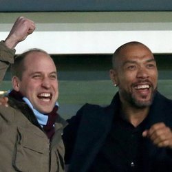 El Príncipe Guillermo celebra un gol del Aston Villa con John Carew