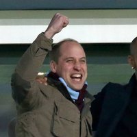 El Príncipe Guillermo celebra un gol del Aston Villa con John Carew